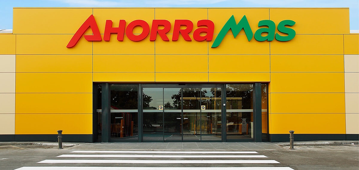 Fachada de tienda Ahorramas — formato post-2019