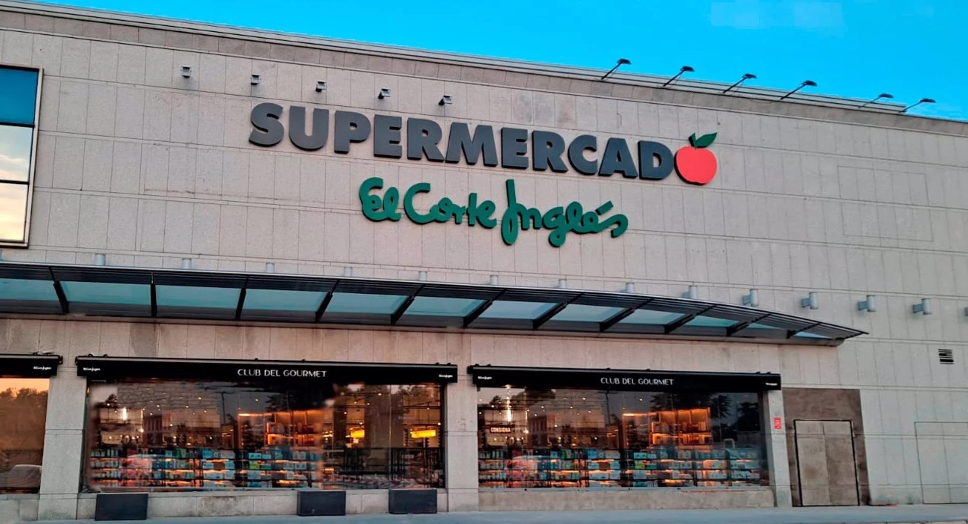 Interior Sánchez Romero o Supermercado ECI a pie de calle