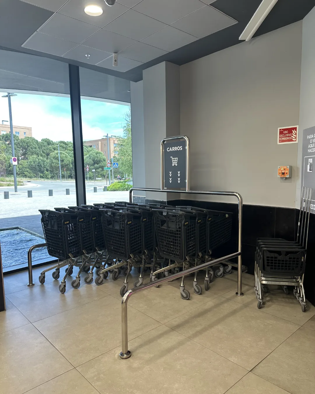 Zaguán de entrada con carros