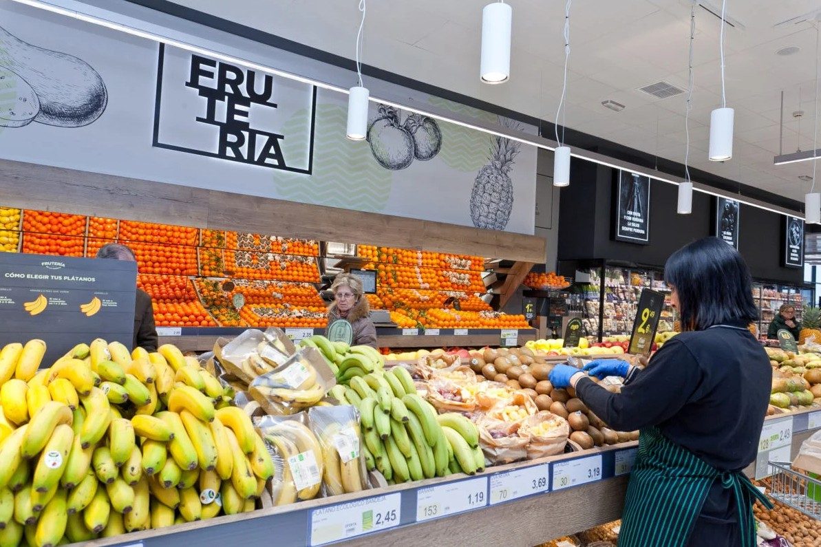 Personal en frutería asesorando