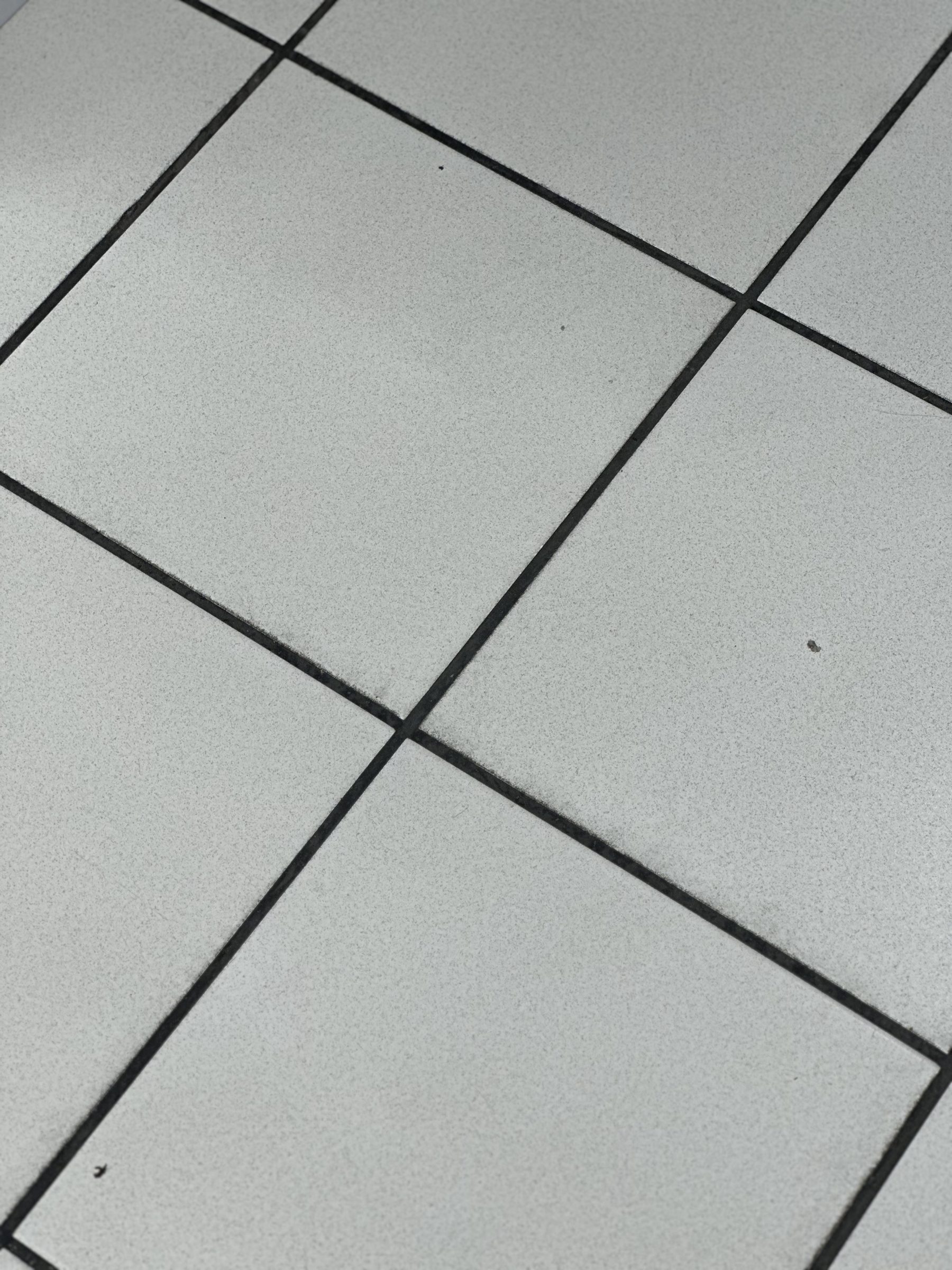 Suelo cerámico claro con mobiliario gris