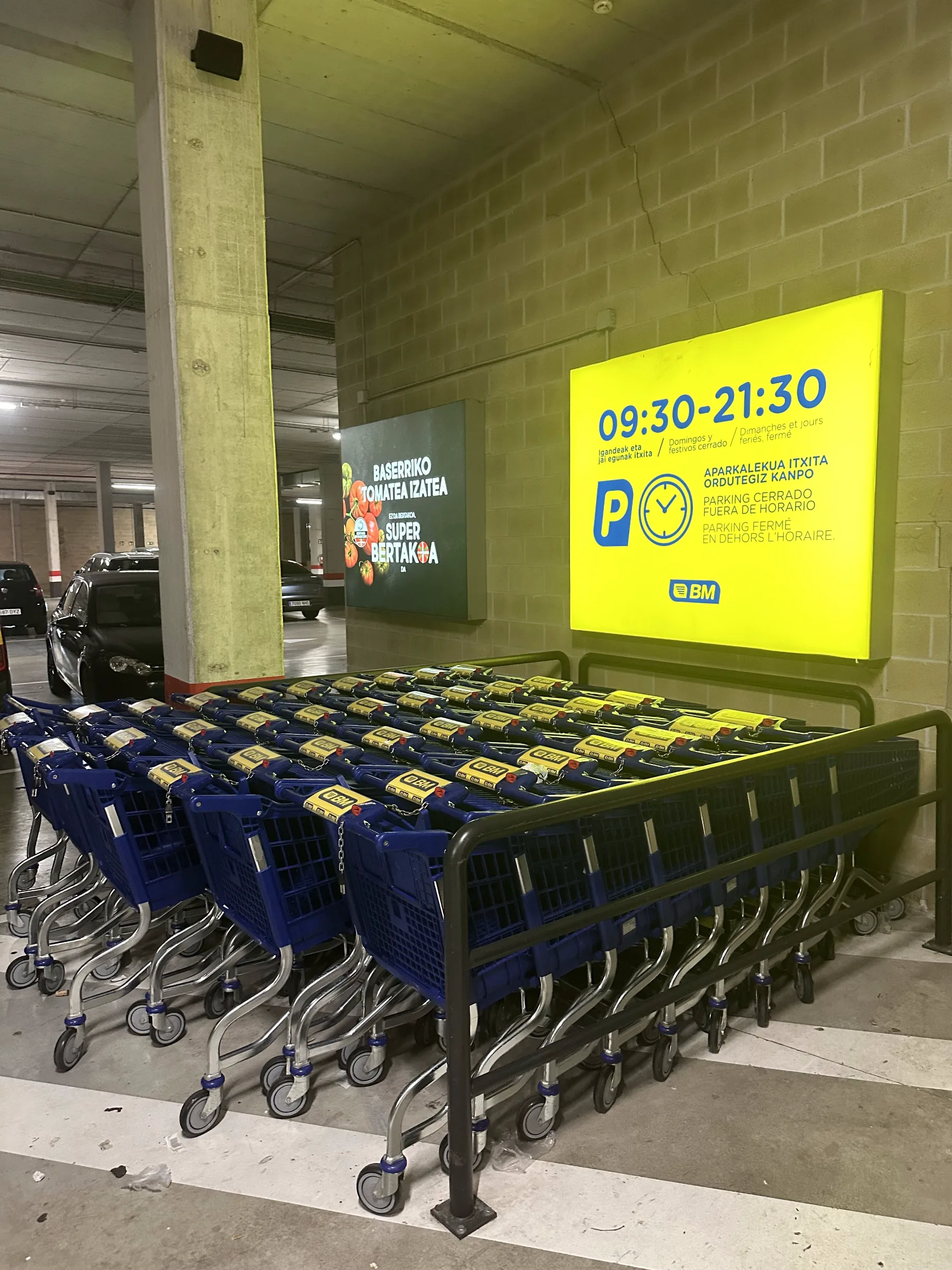 Carros en zona cubierta