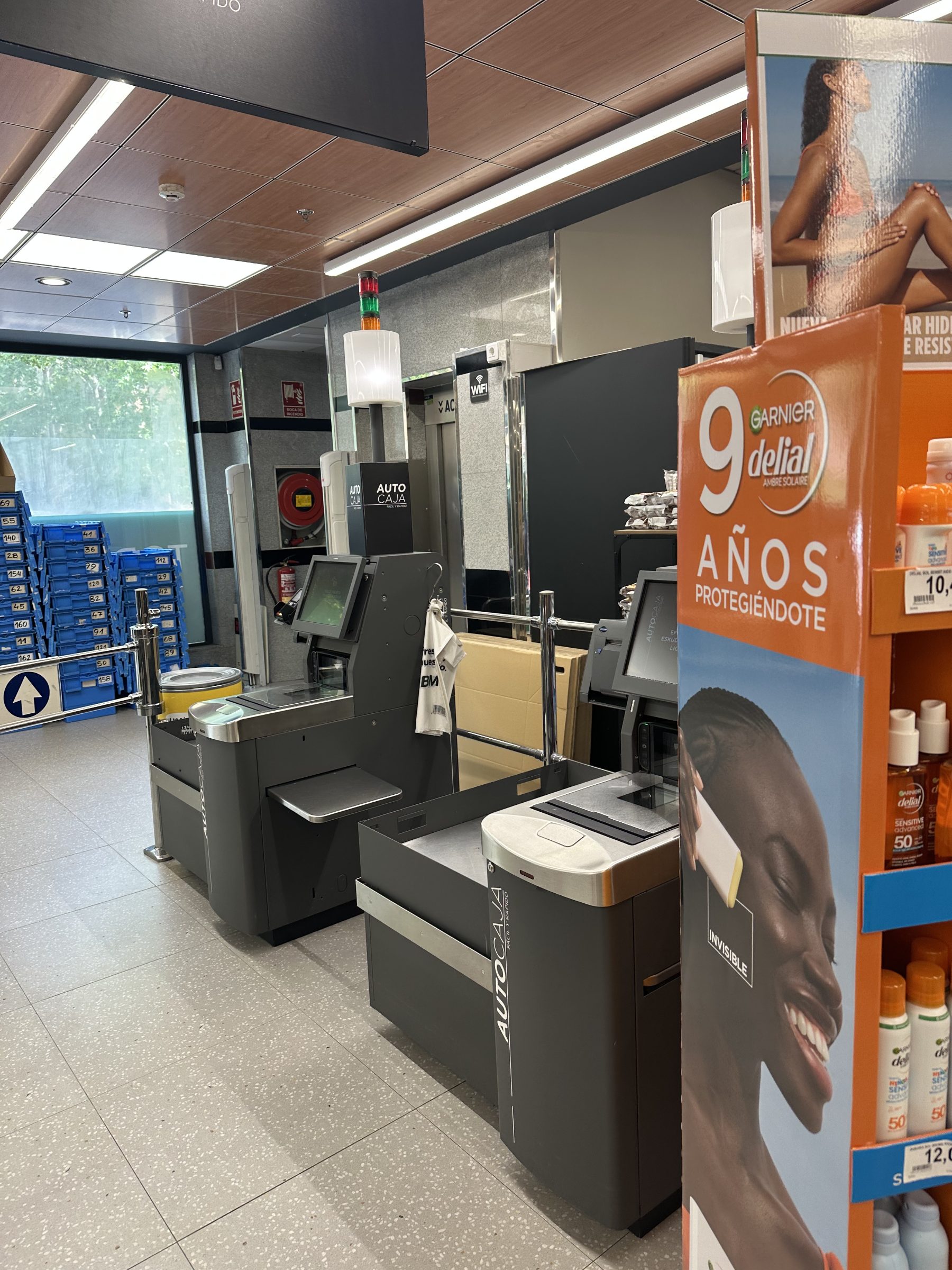 Autopago BM desactivado / cartel «Caja rápida» sin uso