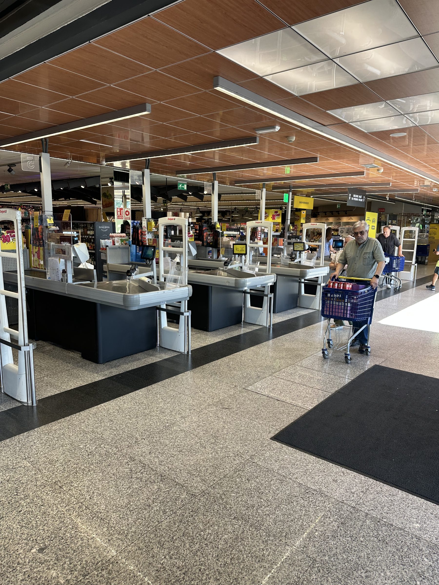 Embolsado por el cajero — gesto cultural sin protocolo