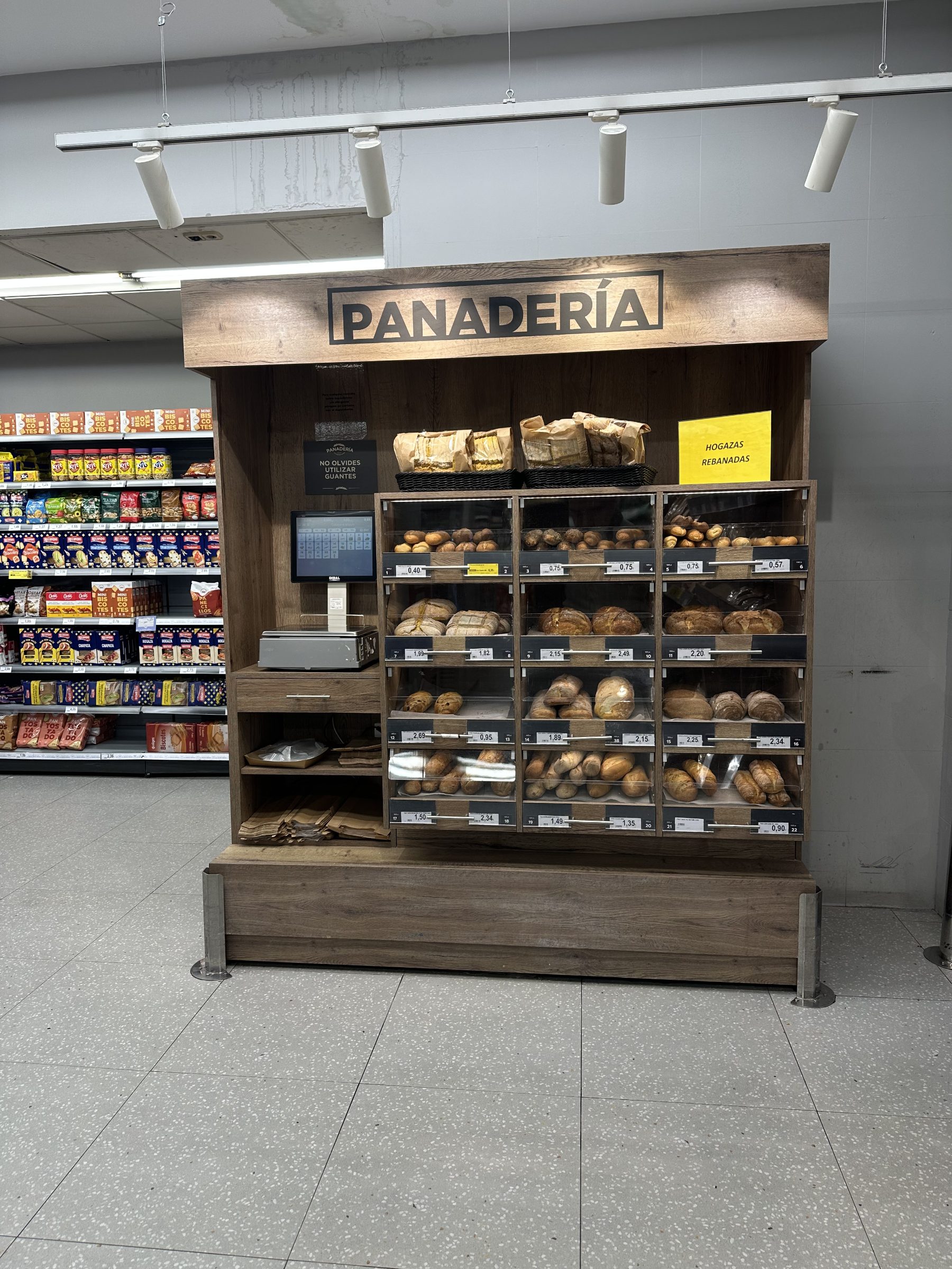 Espacio de panadería BM Gros encajado junto al almacén