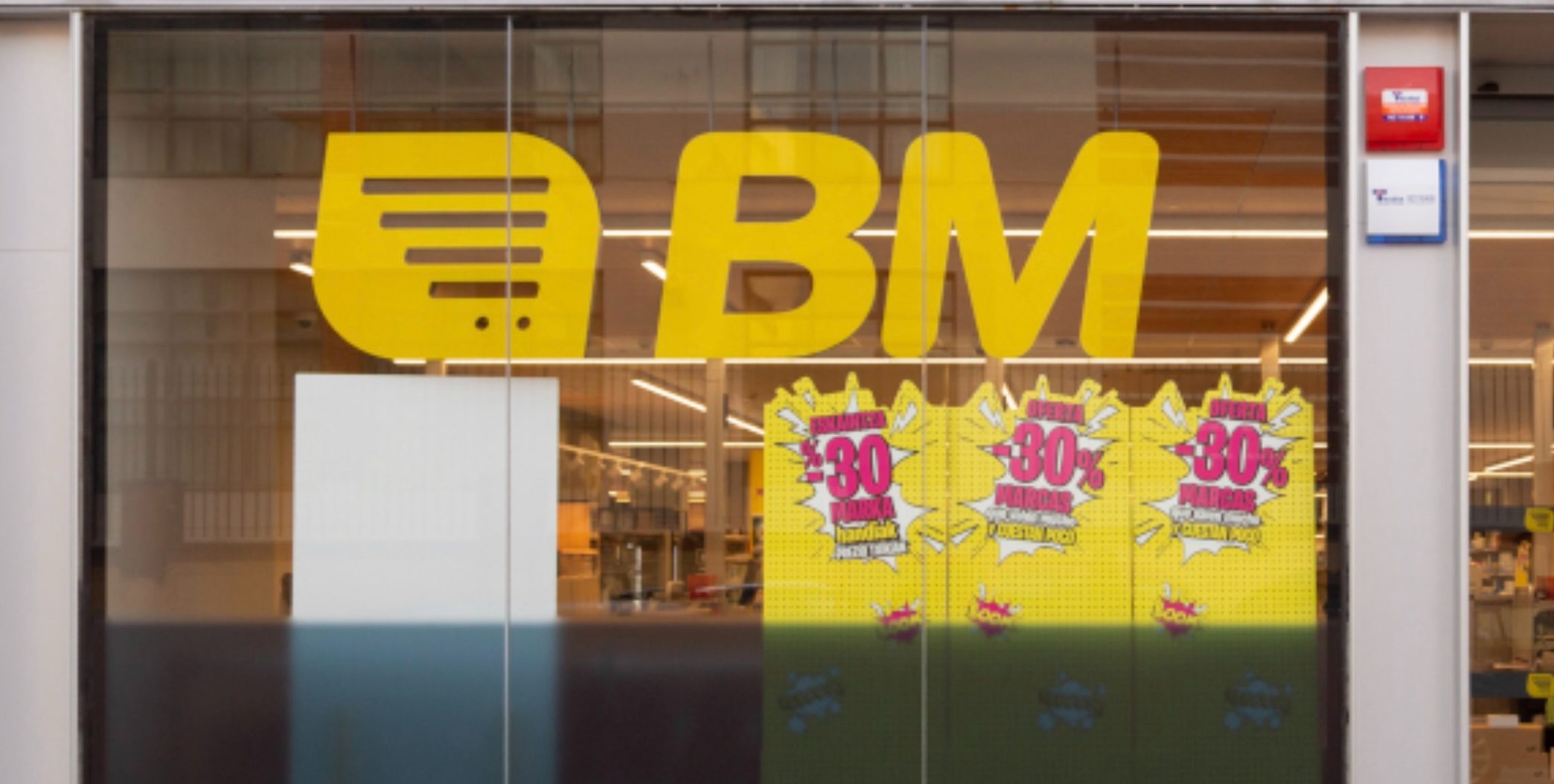 Logotipo BM · pareja amarillo+negro sobre fondo oscuro